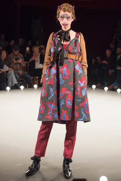Look 16